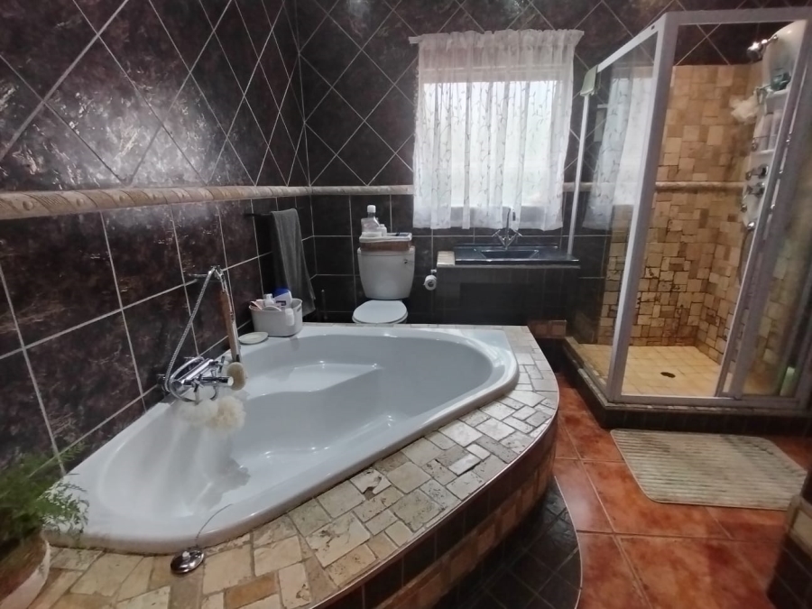 3 Bedroom Property for Sale in Safari Gardens North West